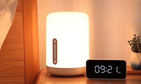 Лампа Xiaomi Mijia Bedside Lamp 2 рядом с часами